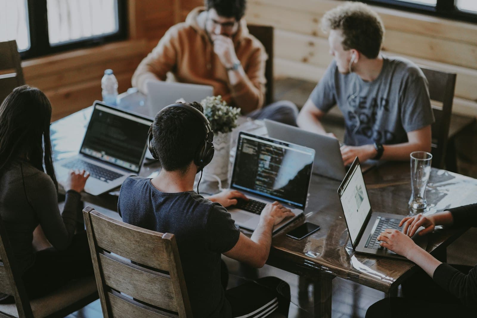 Équipe au travail dans un espace de coworking lumineux